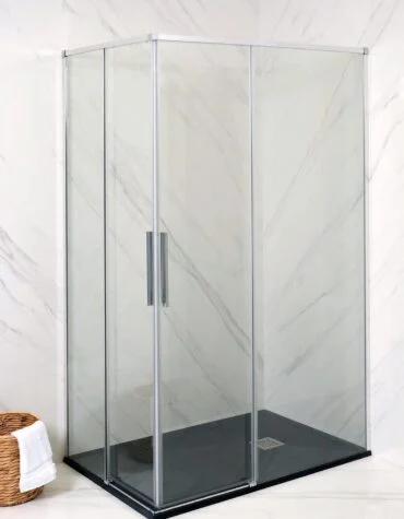 Cabine de duche moderna Palmyra com portas de correr em vidro temperado e perfis slim, instalada num canto de casa de banho