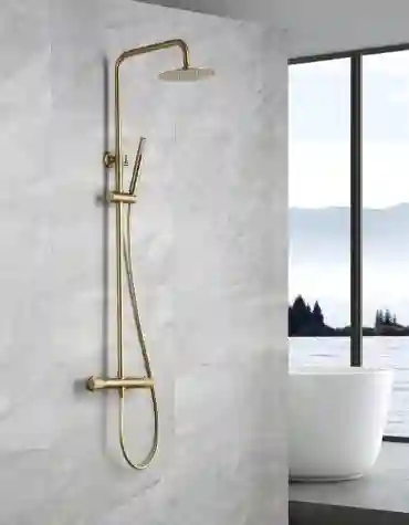 Coluna de duche termostática Line com traço contínuo instalada em ambiente de banho contemporâneo com linhas limpas