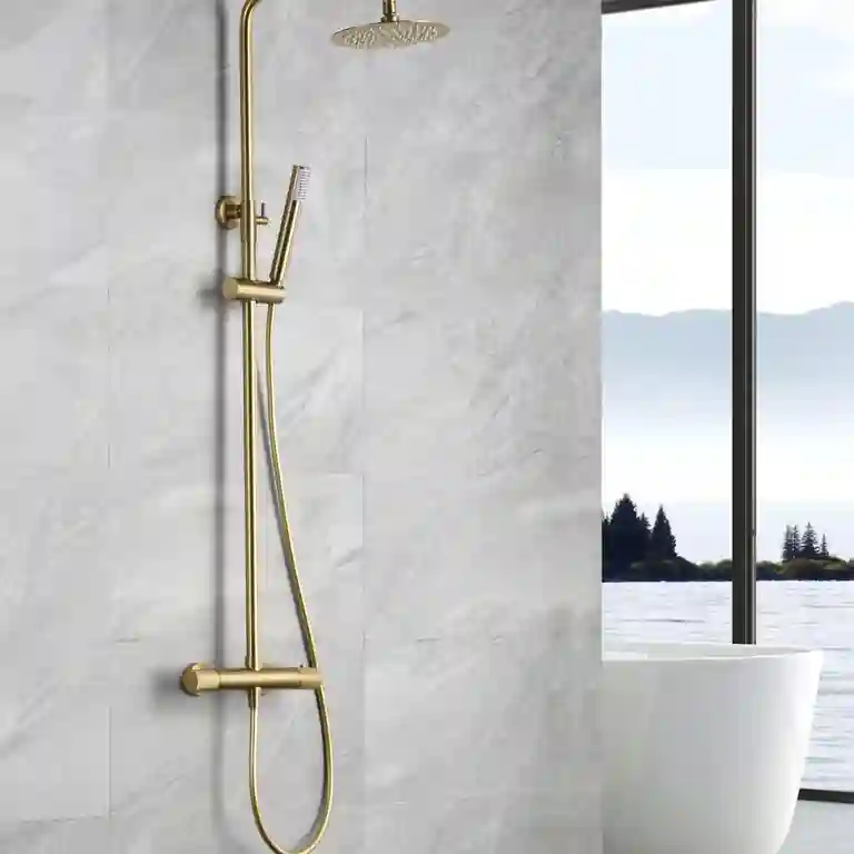 Coluna de duche termostática Line 1 Coluna de duche termostática Line com traço contínuo instalada em ambiente de banho contemporâneo com linhas limpas