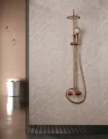 Coluna de duche Roma com estrutura vertical instalada em parede com acabamento marmorizado bege claro