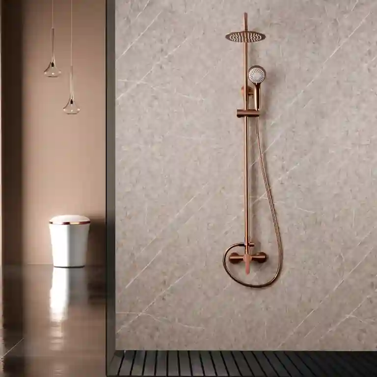 Coluna de duche Roma com estrutura vertical instalada em parede com acabamento marmorizado bege claro