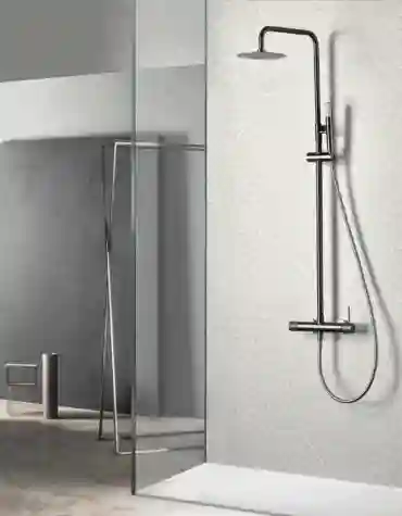 Coluna de duche Line com estrutura fina e acabamento com efeito carbono instalada em parede de textura clara