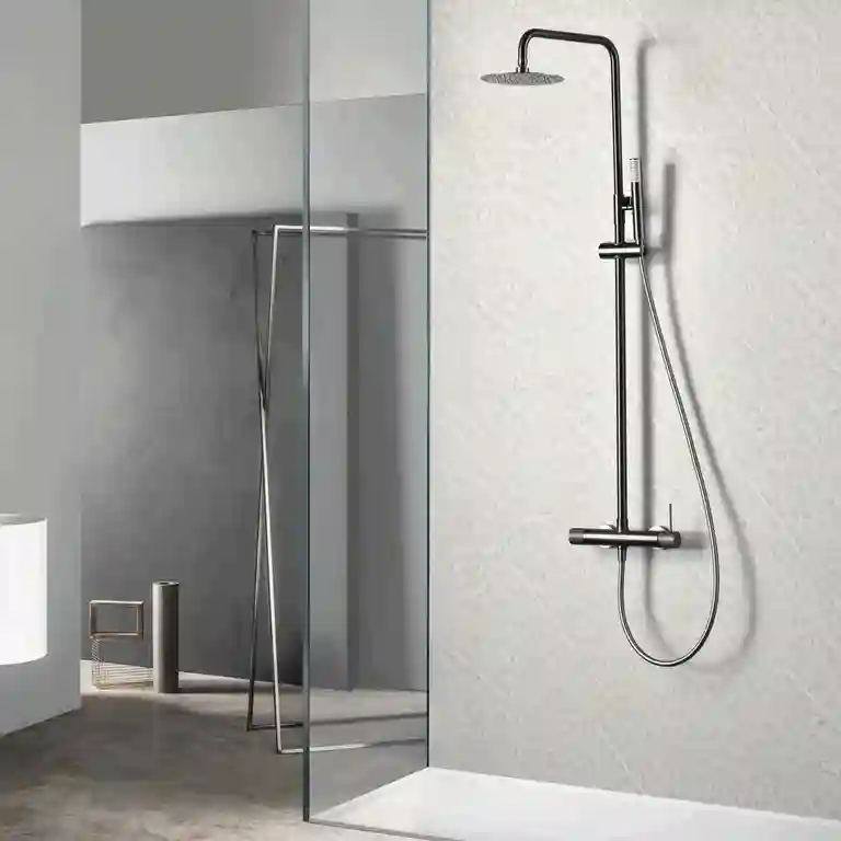 Coluna de duche Line com estrutura fina e acabamento com efeito carbono instalada em parede de textura clara