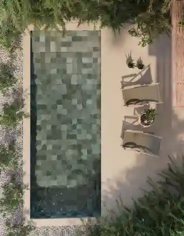 Azulejo para piscina Bali Verde 15x15 aplicado em fundo de piscina com água cristalina e efeito tropical