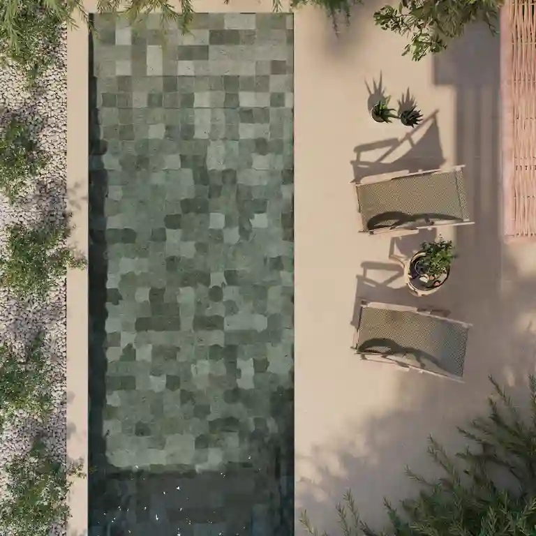 Azulejo para piscina Bali Verde 15x15 1 Azulejo para piscina Bali Verde 15x15 aplicado em fundo de piscina com água cristalina e efeito tropical