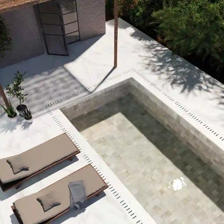 Revestimento para piscina Carmen 15x15 em tons azuis e bege com acabamento brilho