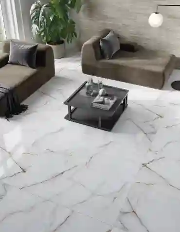 Sala com pavimento cerâmico Aral – brilho polido e veios dourados