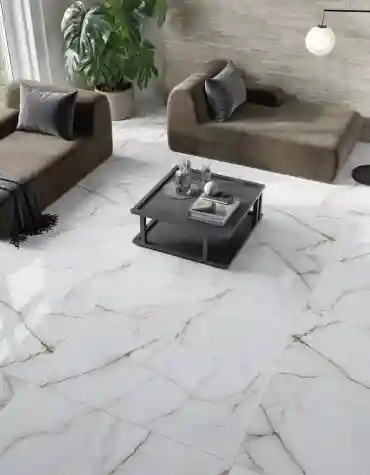 Sala com pavimento cerâmico Aral – brilho polido e veios dourados