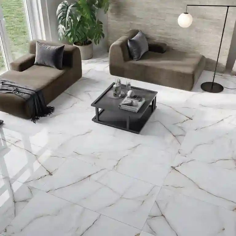 Sala com pavimento cerâmico Aral – brilho polido e veios dourados