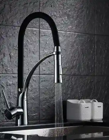 Torneira de cozinha ergonómica Clio com tubo flexível e chuveiro extraível