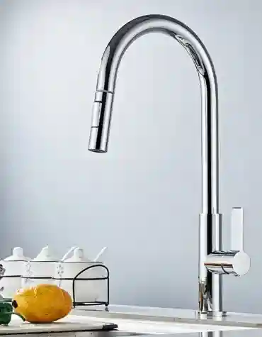 Torneira de cozinha brilhante Boris com acabamento cromado espelhado, bica alta curva e manípulo lateral cilíndrico, instalada numa bancada moderna com fundo neutro