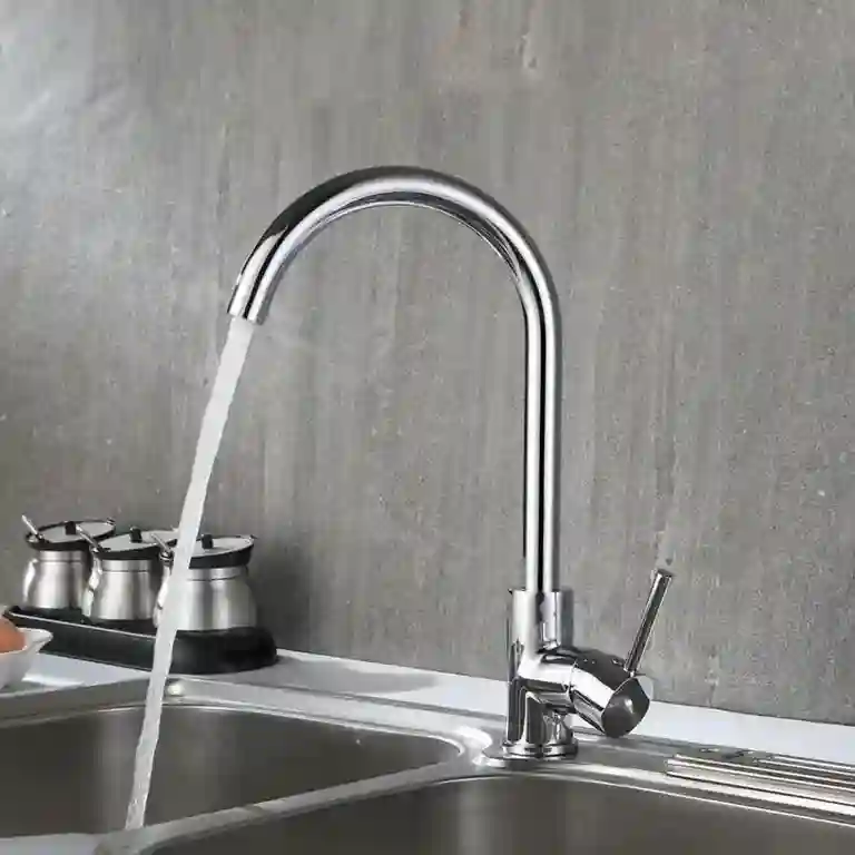 Torneira de cozinha Lumis elegante 1 Torneira de cozinha Lumis Elegante com bica alta arredondada e comando lateral ergonómico