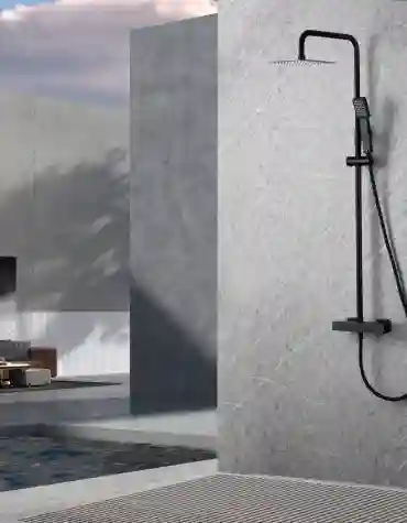 Coluna de duche termostática Art com chuveiro superior quadrado e estrutura de linhas retas instalada em casa de banho moderna