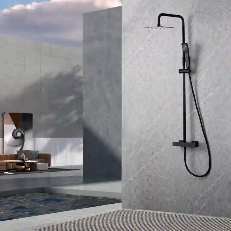 Coluna de duche termostática Art 1 Coluna de duche termostática Art com chuveiro superior quadrado e estrutura de linhas retas instalada em casa de banho moderna