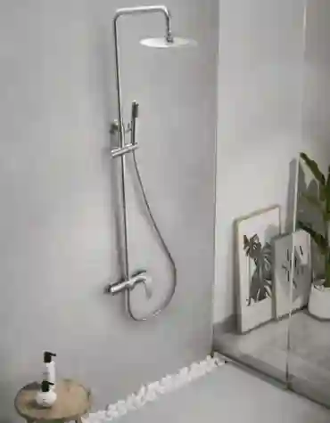 Coluna de duche Delos com design arredondado instalada em casa de banho minimalista