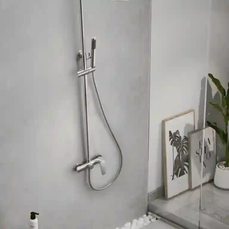 Coluna de Duche Delos 1 Coluna de duche Delos com design arredondado instalada em casa de banho minimalista