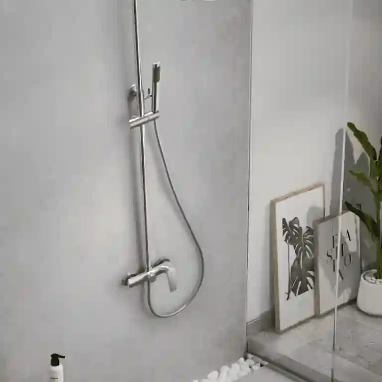 Coluna de duche Delos com design arredondado instalada em casa de banho minimalista