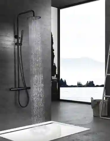 Coluna de duche Dinamarca instalada em casa de banho com design contemporâneo e vista panorâmica sobre a natureza