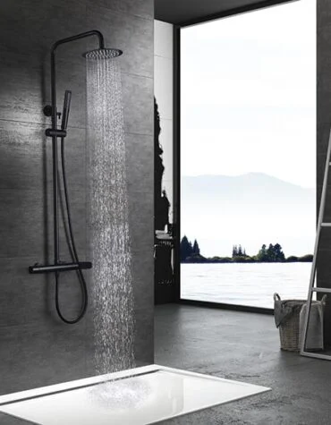 Coluna de duche Dinamarca instalada em casa de banho com design contemporâneo e vista panorâmica sobre a natureza