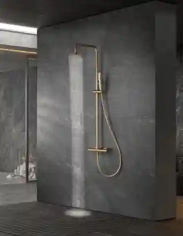 Coluna de duche termostática Nápoles instalada em parede escura, com estrutura curva e jato superior em funcionamento