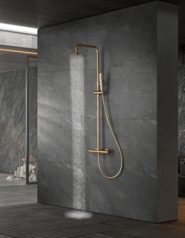 Coluna de duche termostática Nápoles instalada em parede escura, com estrutura curva e jato superior em funcionamento