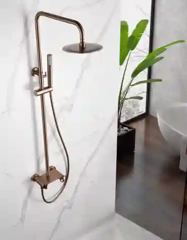 Coluna de duche Olimpo instalada em casa de banho moderna com revestimento marmorizado e chão em madeira