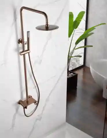 Coluna de duche Olimpo instalada em casa de banho moderna com revestimento marmorizado e chão em madeira