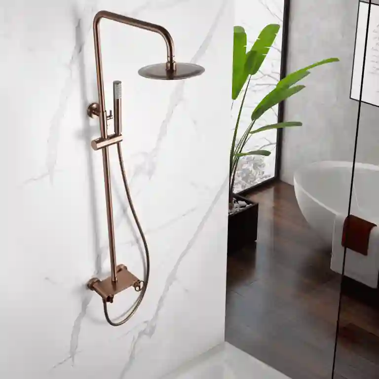 Coluna de duche Olimpo instalada em casa de banho moderna com revestimento marmorizado e chão em madeira