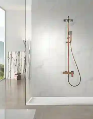 Coluna de duche Pisa com estrutura geométrica e duche de mão quadrado instalada em parede de mármore branco