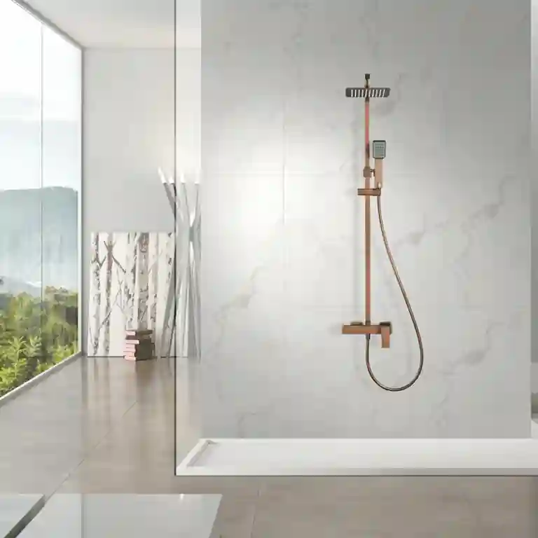 Coluna de duche Pisa com estrutura geométrica e duche de mão quadrado instalada em parede de mármore branco