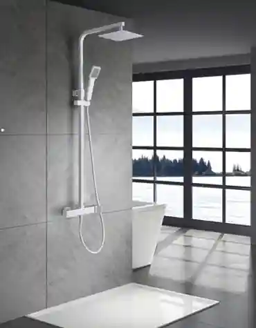 Coluna de duche Fiyi com chuveiro quadrado instalada em casa de banho com design moderno e vista panorâmica