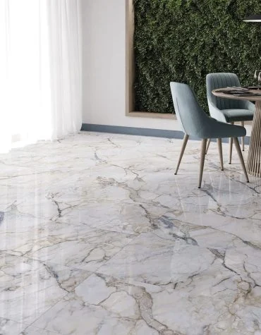 Vista de sala com pavimento cerâmico Jackson Blue – brilho polido com veios dourados e azuis