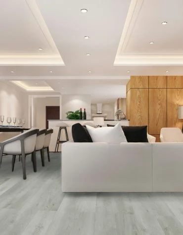 Chão Vinílico SPC Honey Wood 5.5mm TRV011 instalado numa sala ampla com decoração em branco e madeiras claras.