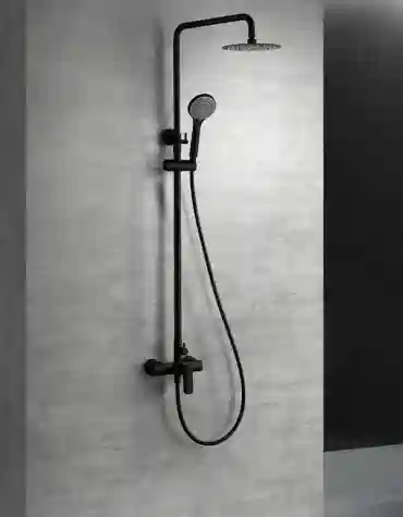 Coluna de duche Ural instalada sobre parede com acabamento mineral em casa de banho contemporânea