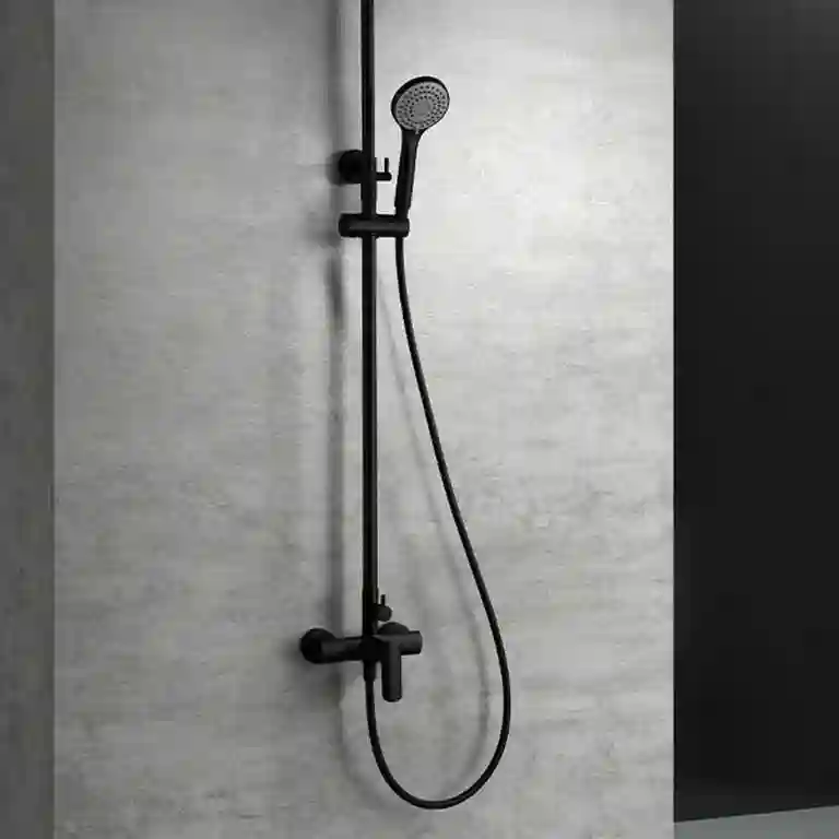 Coluna de duche Ural 1 Coluna de duche Ural instalada sobre parede com acabamento mineral em casa de banho contemporânea