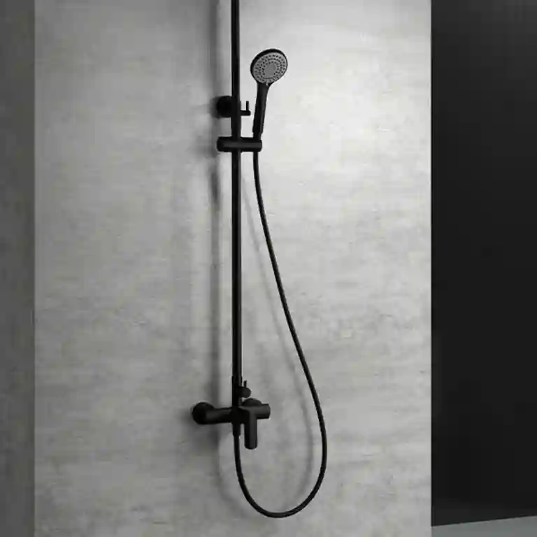 Coluna de duche Ural instalada sobre parede com acabamento mineral em casa de banho contemporânea