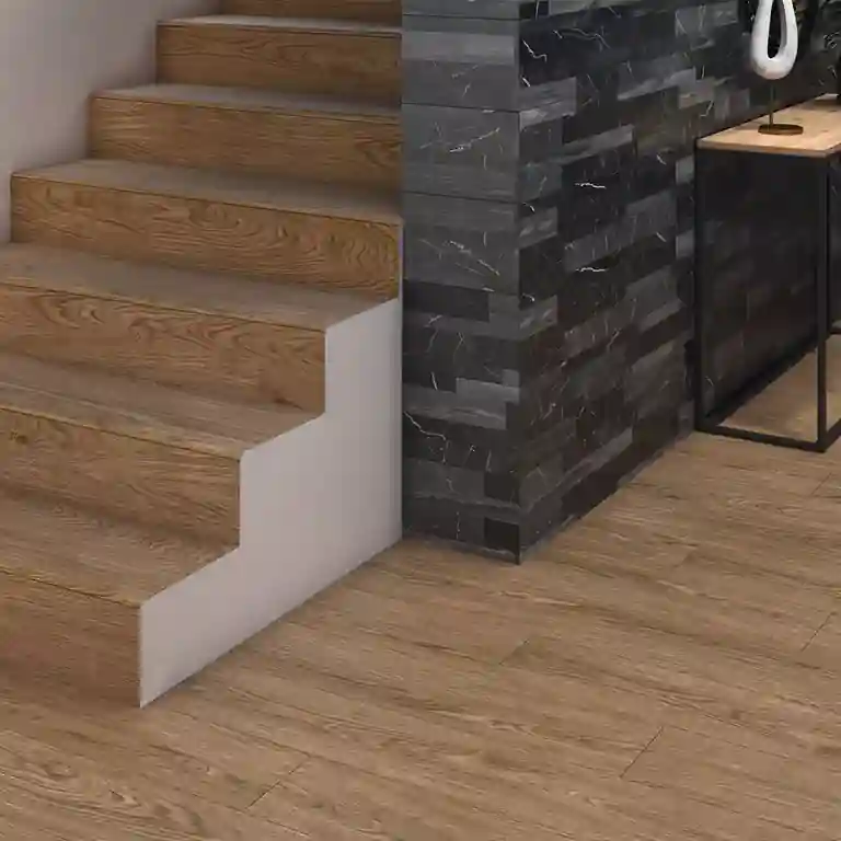 Degrau Cerâmico Tundra 33x120 1 Degrau cerâmico Tundra 33x120 com efeito madeira aplicado em escada interior com pavimento contínuo