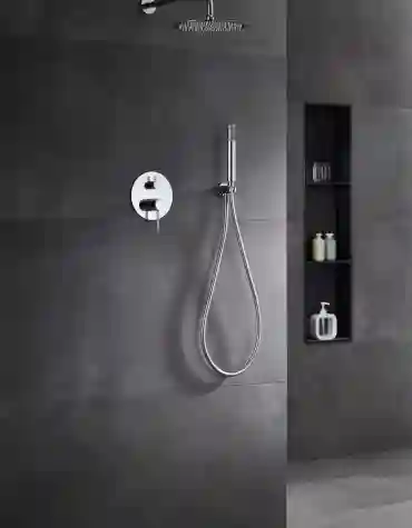 Duche embutido Monza com misturadora redonda, instalado em parede escura minimalista