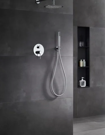 Duche embutido Monza com misturadora redonda, instalado em parede escura minimalista
