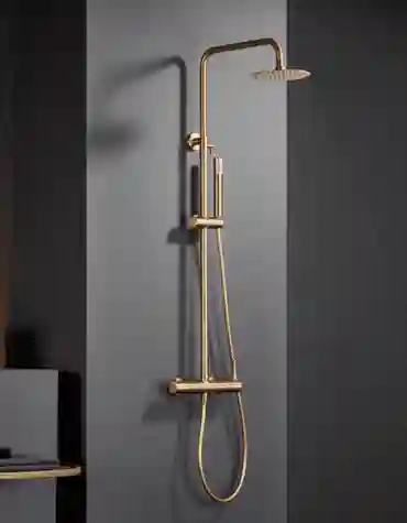 Coluna de duche termostática Monza com traço curvo e comando central instalada em ambiente de banho contemporâneo