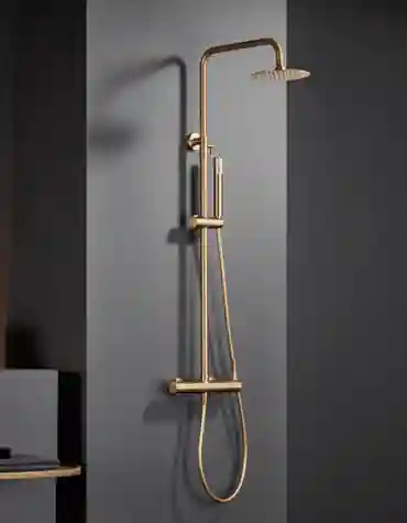 Coluna de duche termostática Monza com traço curvo e comando central instalada em ambiente de banho contemporâneo