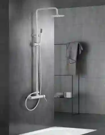 Coluna de duche Milos instalada em casa de banho contemporânea com revestimento texturizado e linhas suaves