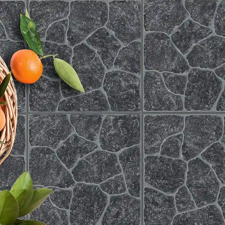 Detalhe do pavimento cerâmico Xistus Nero com padrão de pedras irregulares e acabamento escuro