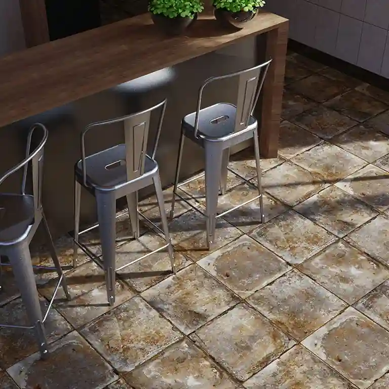 Pavimento cerâmico Rústico Certeca 1 Pavimento cerâmico Rústico Certeca com aspeto desgastado, aplicado em espaço com bancada de madeira e cadeiras metálicas