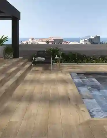 Degrau cerâmico Albar 33x120 com efeito madeira e acabamento boleado, aplicado em escadas exteriores junto à piscina