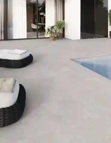 Degrau cerâmico Etna 33x120 com acabamento boleado aplicado em zona de piscina com estilo minimalista