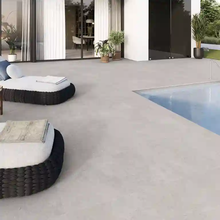 Degrau Cerâmico Etna 33x120 1 Degrau cerâmico Etna 33x120 com acabamento boleado aplicado em zona de piscina com estilo minimalista