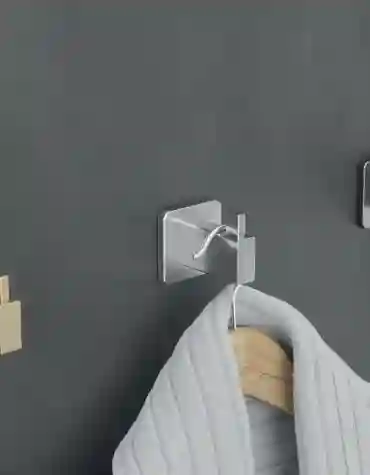 Cabide quadrado Technic em aço inoxidável, design minimalista e fixação segura