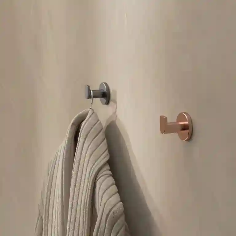 Cabide reto Pratic em aço inoxidável 1 Cabide reto Pratic em aço inoxidável com design minimalista e acabamento moderno