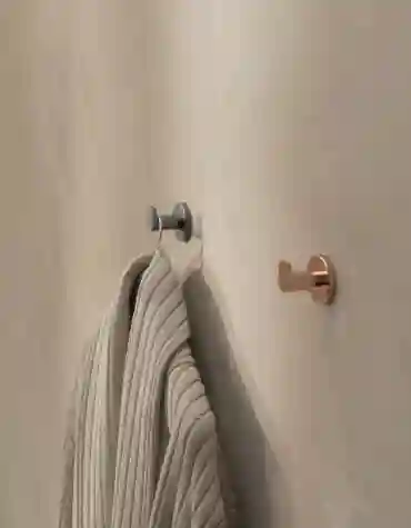 Cabide reto Pratic em aço inoxidável com design minimalista e acabamento moderno